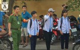 Đoàn viên thanh niên Công an Hà Nội đội nắng đảm bảo an ninh tại các điểm thi